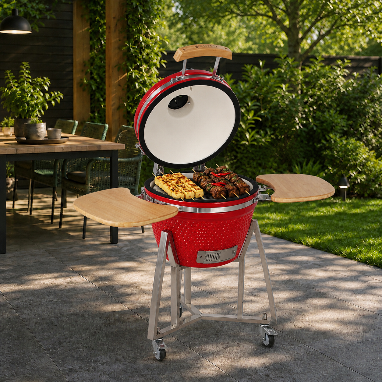 Churrasqueira Kamado Grill Pequena Vermelha em uso